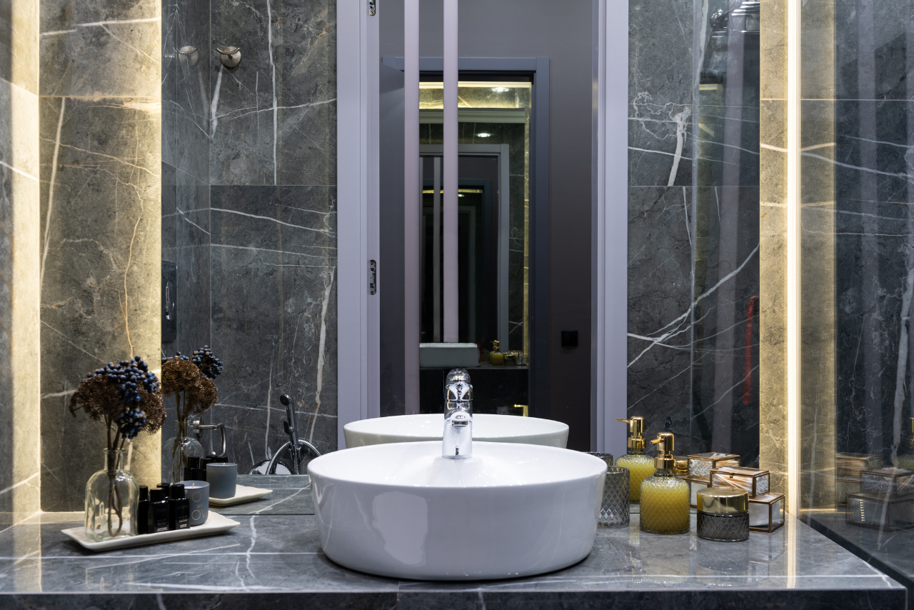 Jak dobrać umywalkę do małej łazienki?